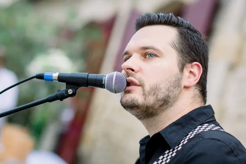 Singer Julien Loko at the microphone during the wedding drinks