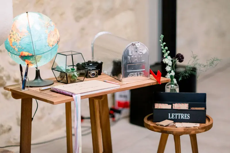 Guestbook table with a globe and a card box, styled by Unikday