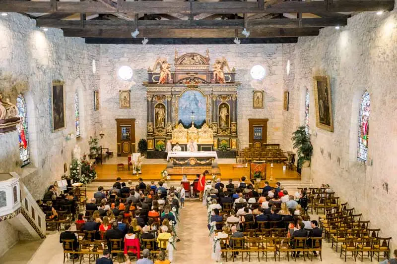 High view of the nave of the church in Pessac during the ceremony