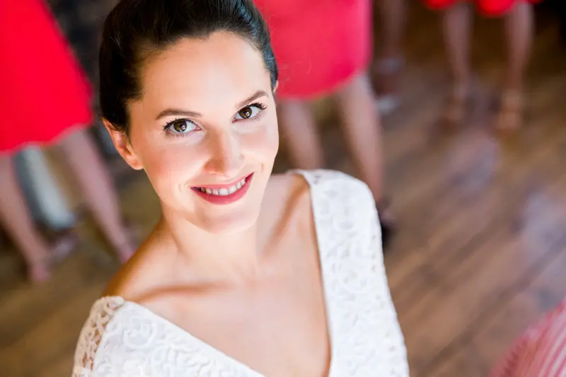 Portrait of the smiling bride surrounded by her bridesmaids