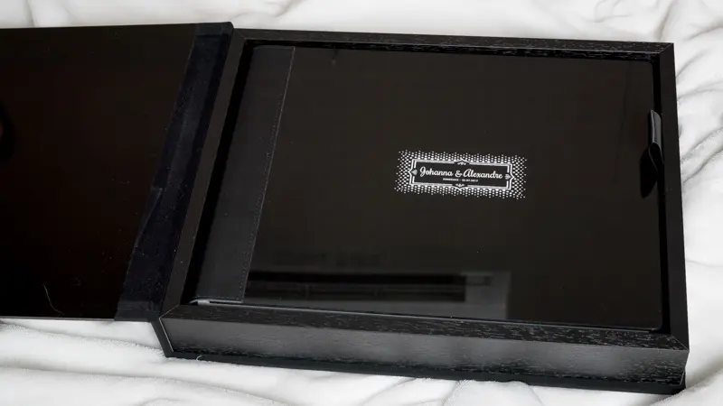 Livre photo de mariage noir glissé dans son coffret de protection assorti