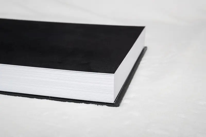 Détail du coin et des pages épaisses d'un livre photo de mariage noir