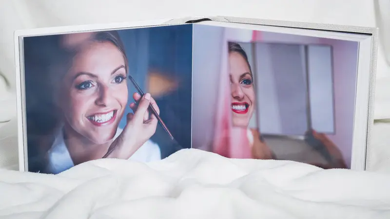 Double page ouverte d'un livre photo montrant les préparatifs de la mariée