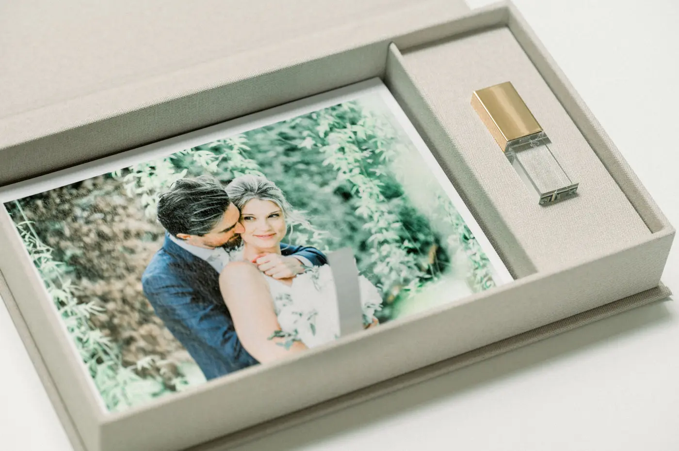 Print of the embracing newlyweds and a glass USB stick in the box