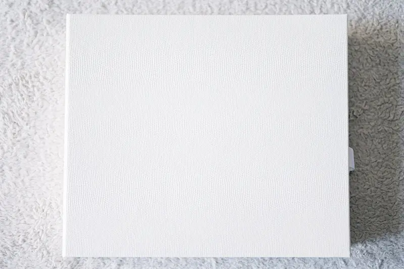Couverture en cuir blanc grainé d'un album photo de mariage de luxe