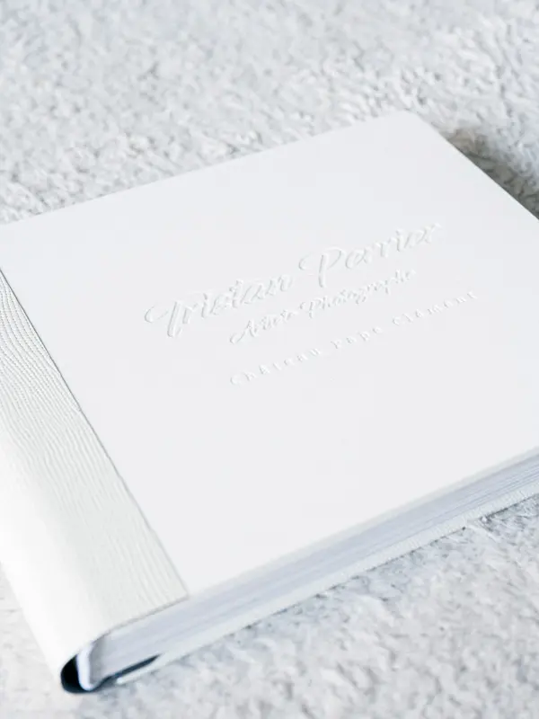 Livre photo de mariage en cuir blanc gravé, tranche et coin en détail