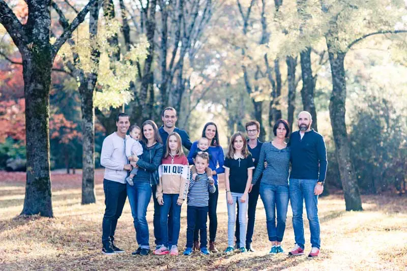 Grande famille réunie sous les arbres d'automne du Parc Bordelais