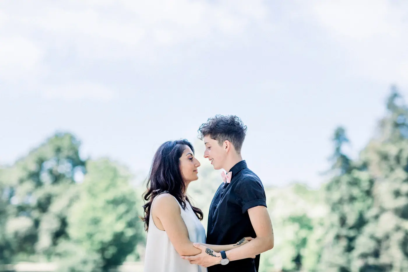 Couple facing each other under blue sky during a Parc Bordelais session