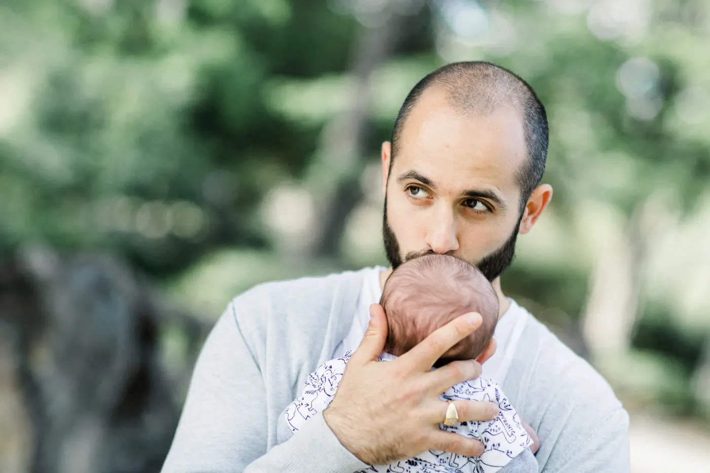 Dad kissing his baby's head at Parc de Majolan
