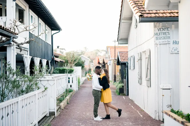The couple embracing in a lane of the oyster village of Le Canon