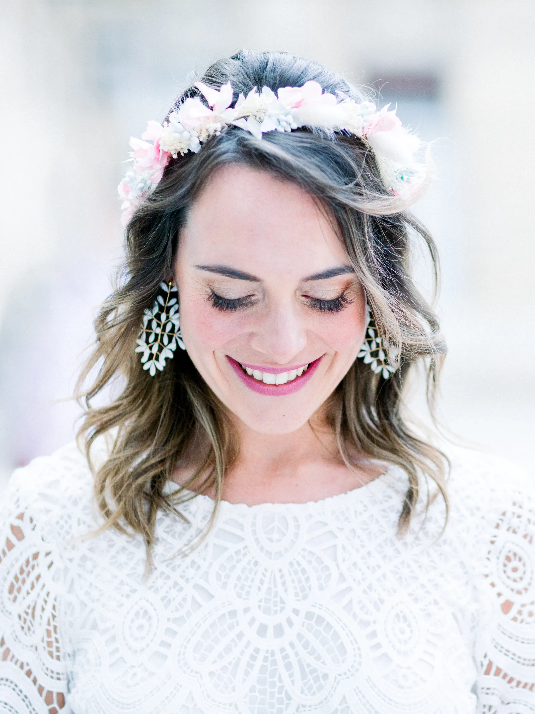 Caroline souriante avec sa couronne de fleurs et sa robe en dentelle