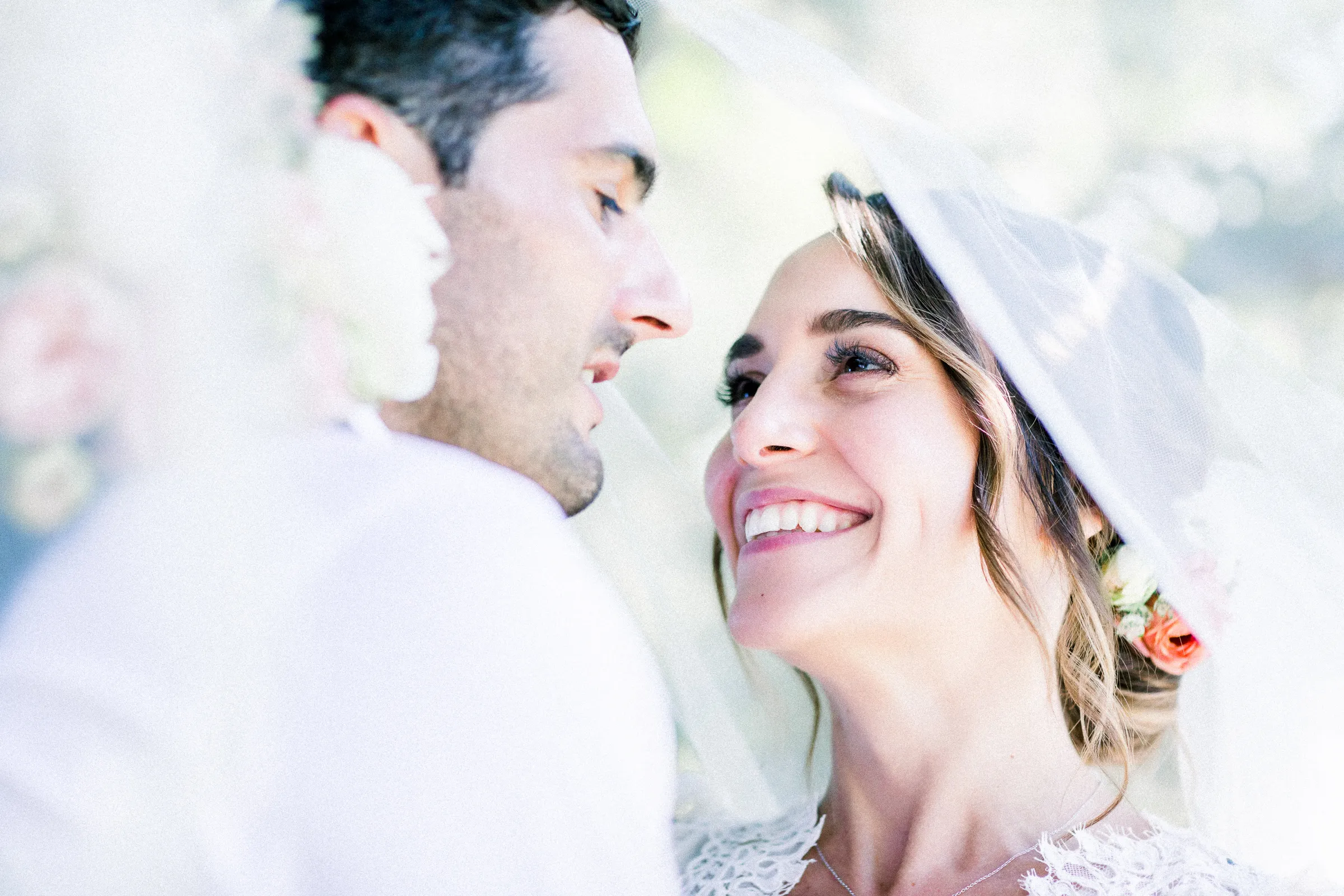 Les mariés se sourient, front contre front, dans une lumière douce