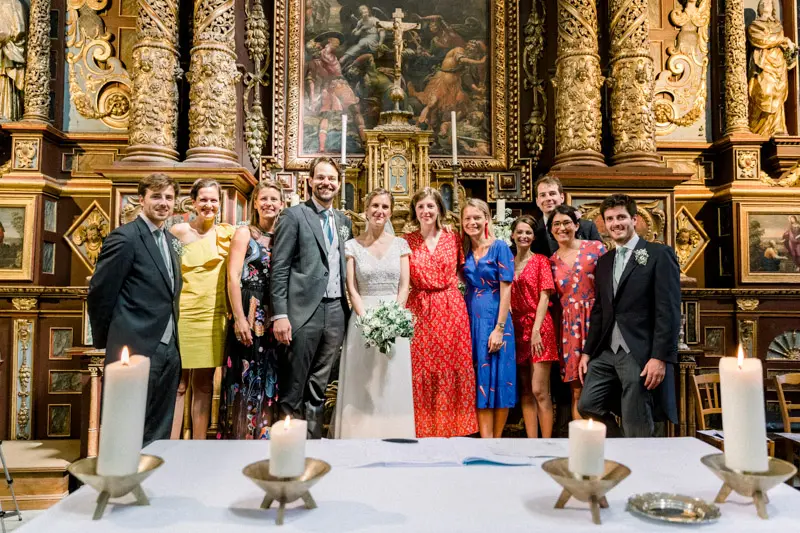 Mariés et témoins devant l'autel baroque après la cérémonie religieuse