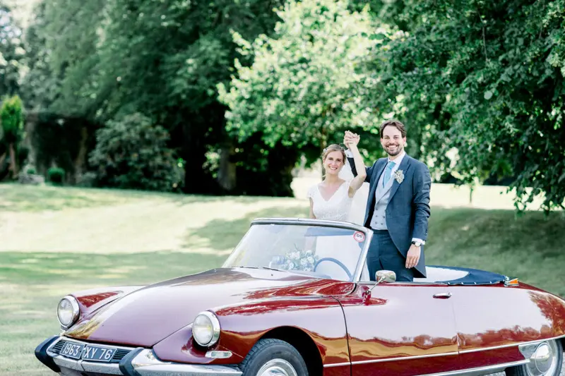 Mariés dans une DS cabriolet rouge bordeaux, mariage en Normandie