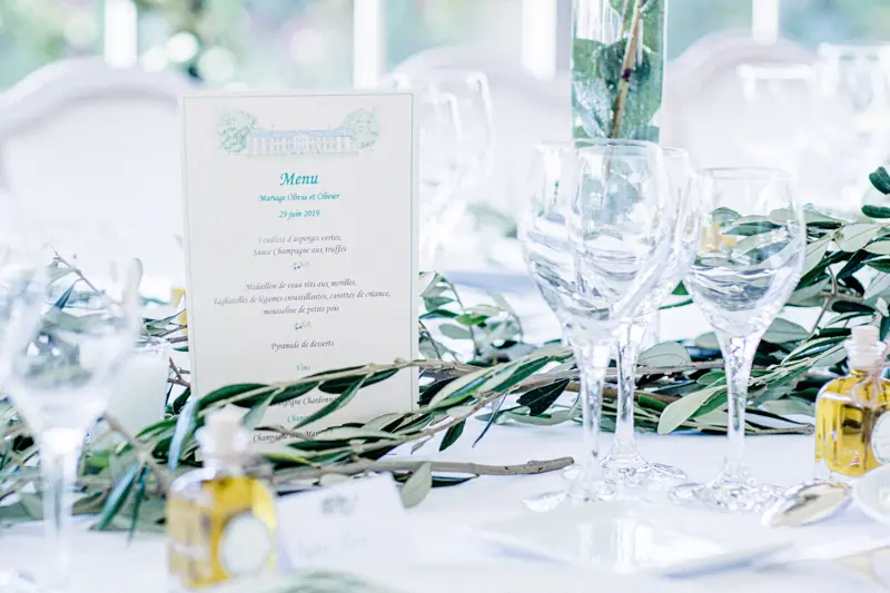 Menu et rameaux d'olivier sur la table, mariage au thème olivier