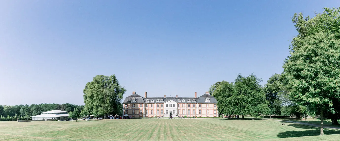 Château d'Argeronne vu de loin au bout de sa grande pelouse