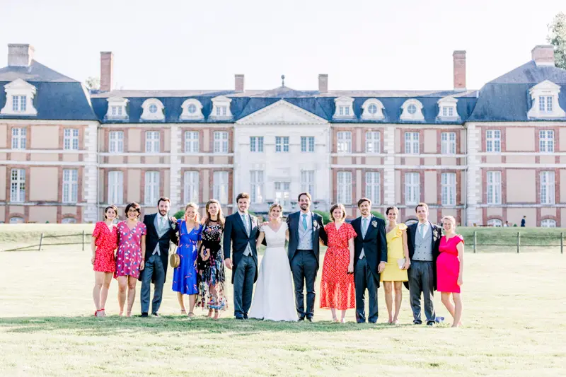 Photo de groupe devant la façade du Château d'Argeronne en Normandie