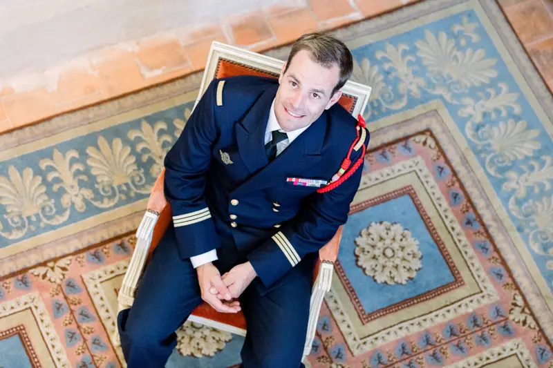 Invité en uniforme militaire assis sur un tapis vu de dessus
