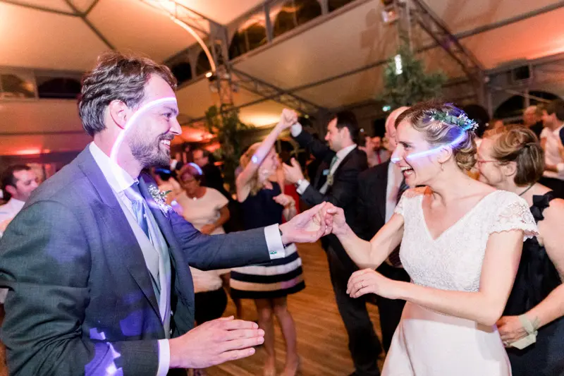 Mariés dansant au milieu de leurs invités pendant la soirée