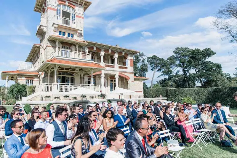 Guests applauding before the Villa La Tosca façade during the outdoor ceremony