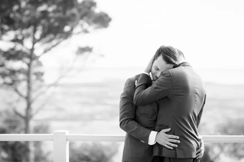 The two grooms embracing above Arcachon Bay, in black and white