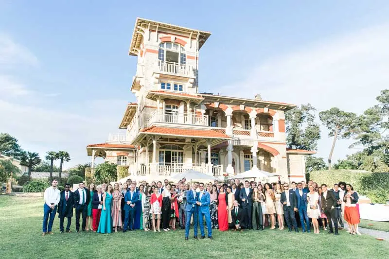 Group photo of all the guests in front of Villa La Tosca on Arcachon Bay