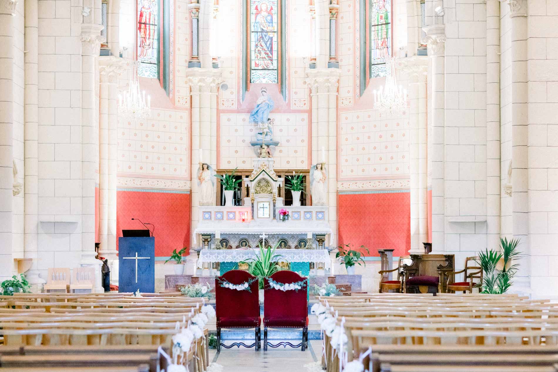 Choir of the Eysines church prepared for the wedding, with red chairs for the couple