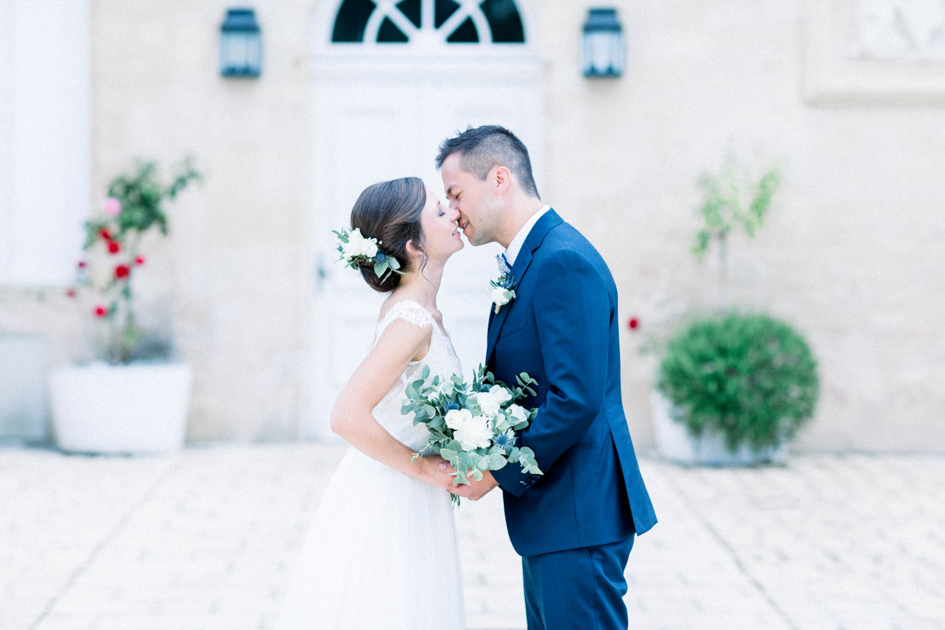 The couple kissing in the courtyard of Château d'Agassac