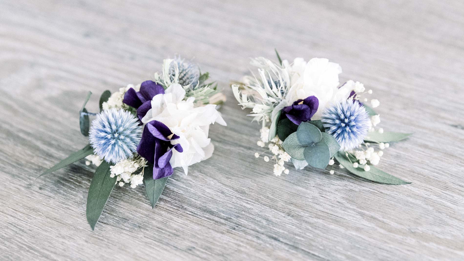 Deux boutonnières en chardons bleus, fleurs violettes et gypsophile