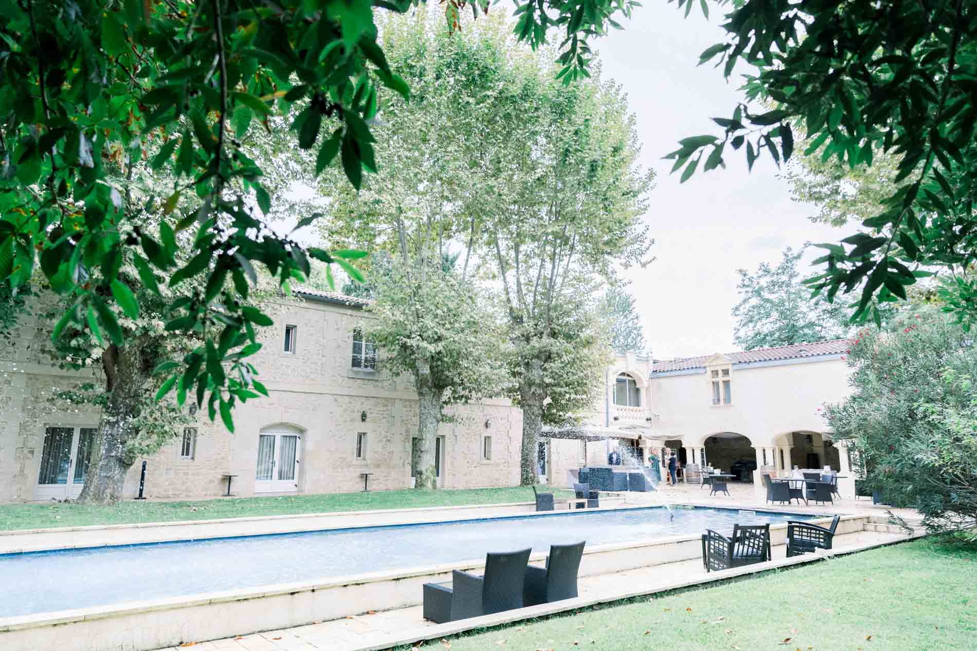 Piscine et bâtiments en pierre du Domaine de Valmont, en Gironde