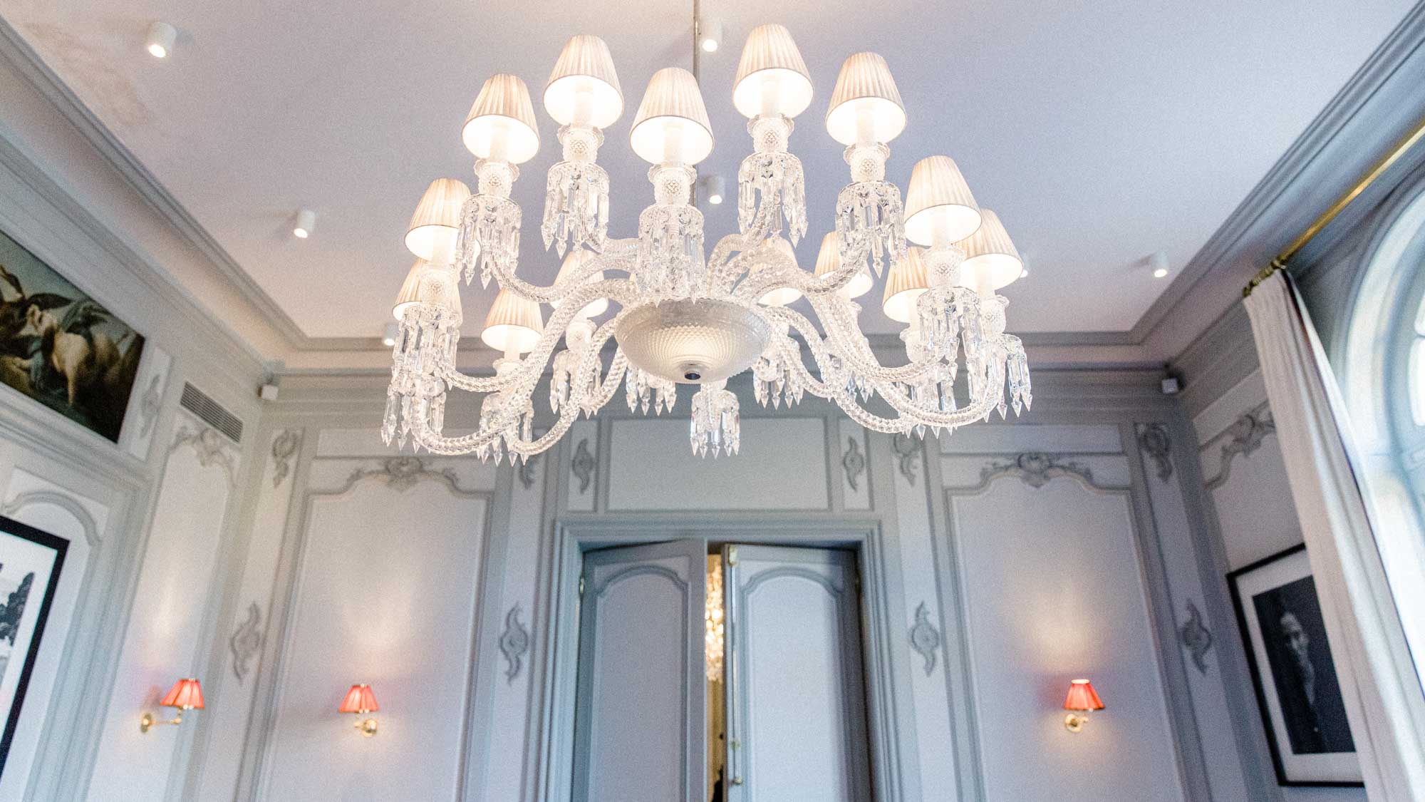 Moulded ceiling and crystal chandelier in a salon of the Pierre Gagnaire restaurant