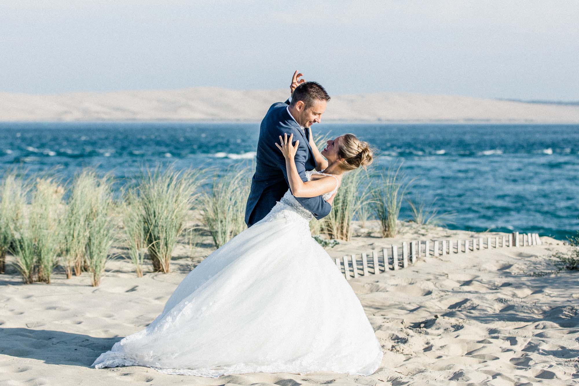 Le marié fait basculer la mariée dans les oyats face au bassin