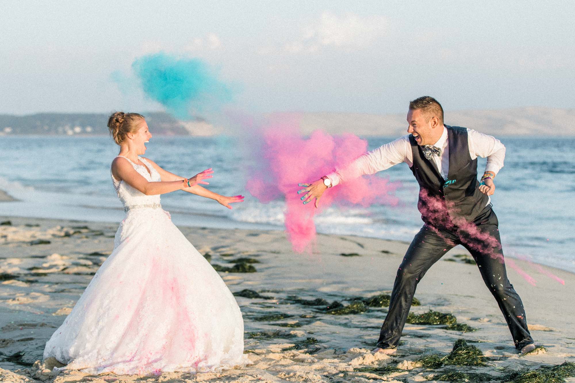 Les mariés se lancent des poudres colorées sur la plage du Cap Ferret