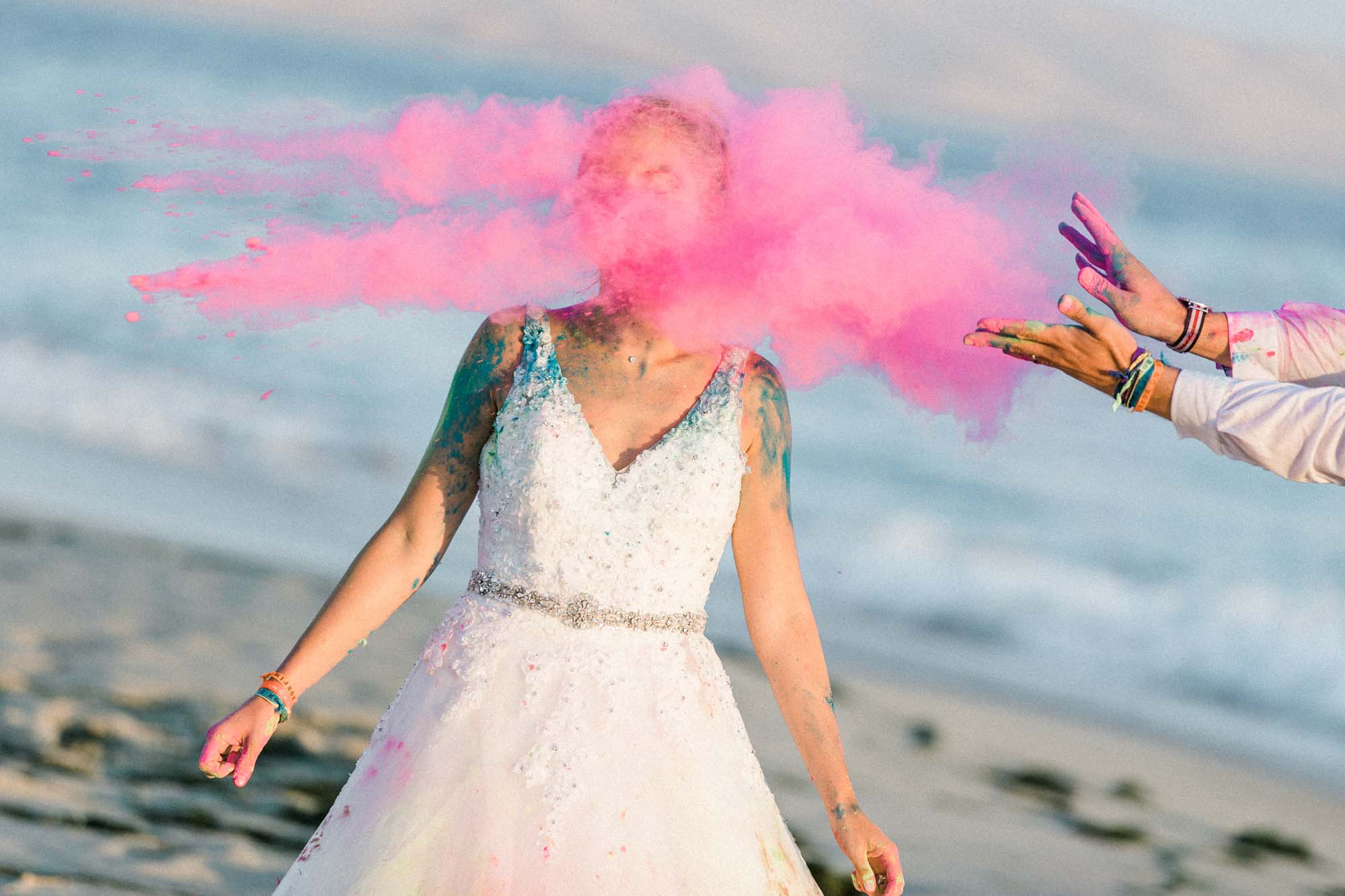 La mariée reçoit un nuage de poudre rose en pleine figure
