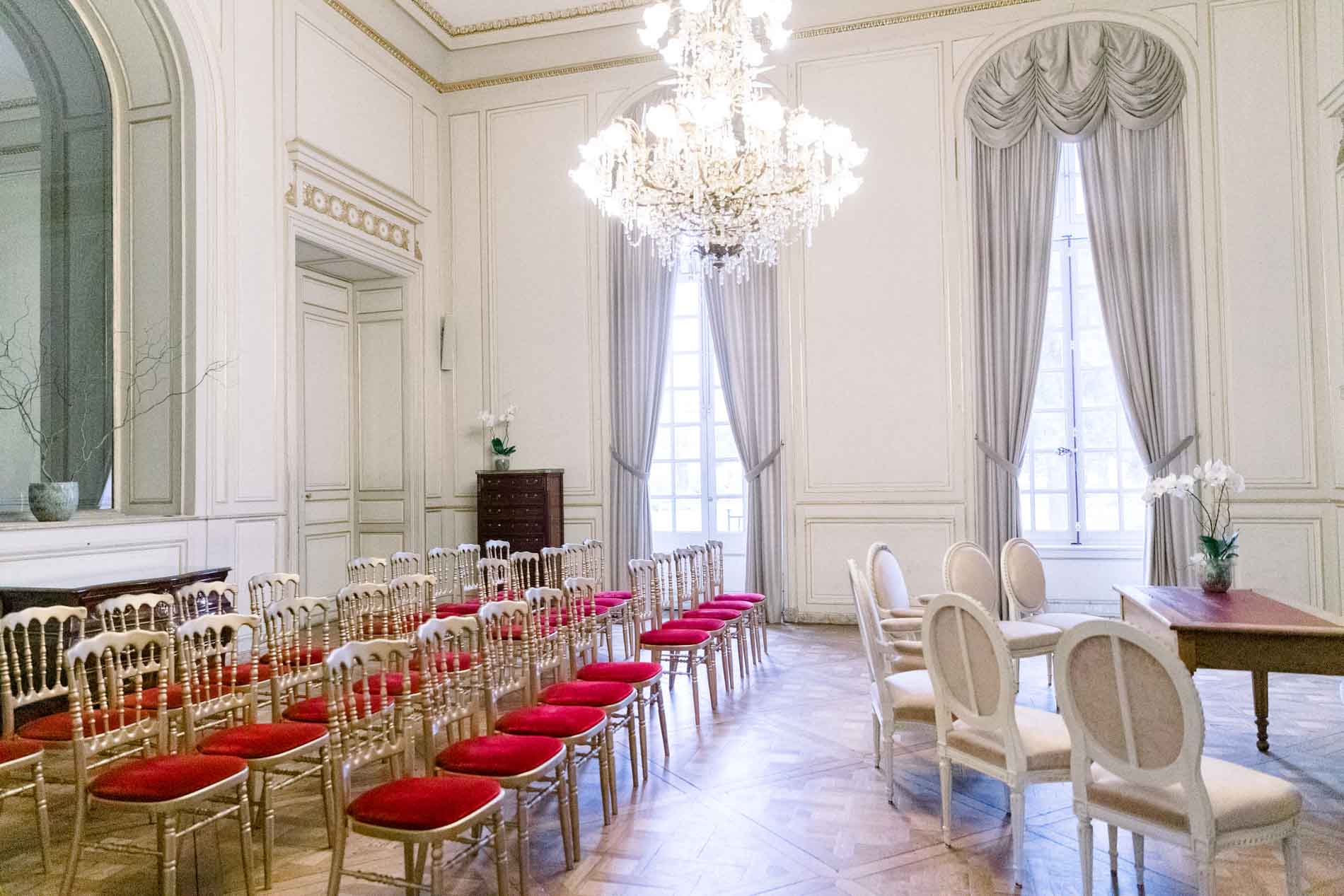 The wedding hall of Bordeaux town hall with its red and gold chairs