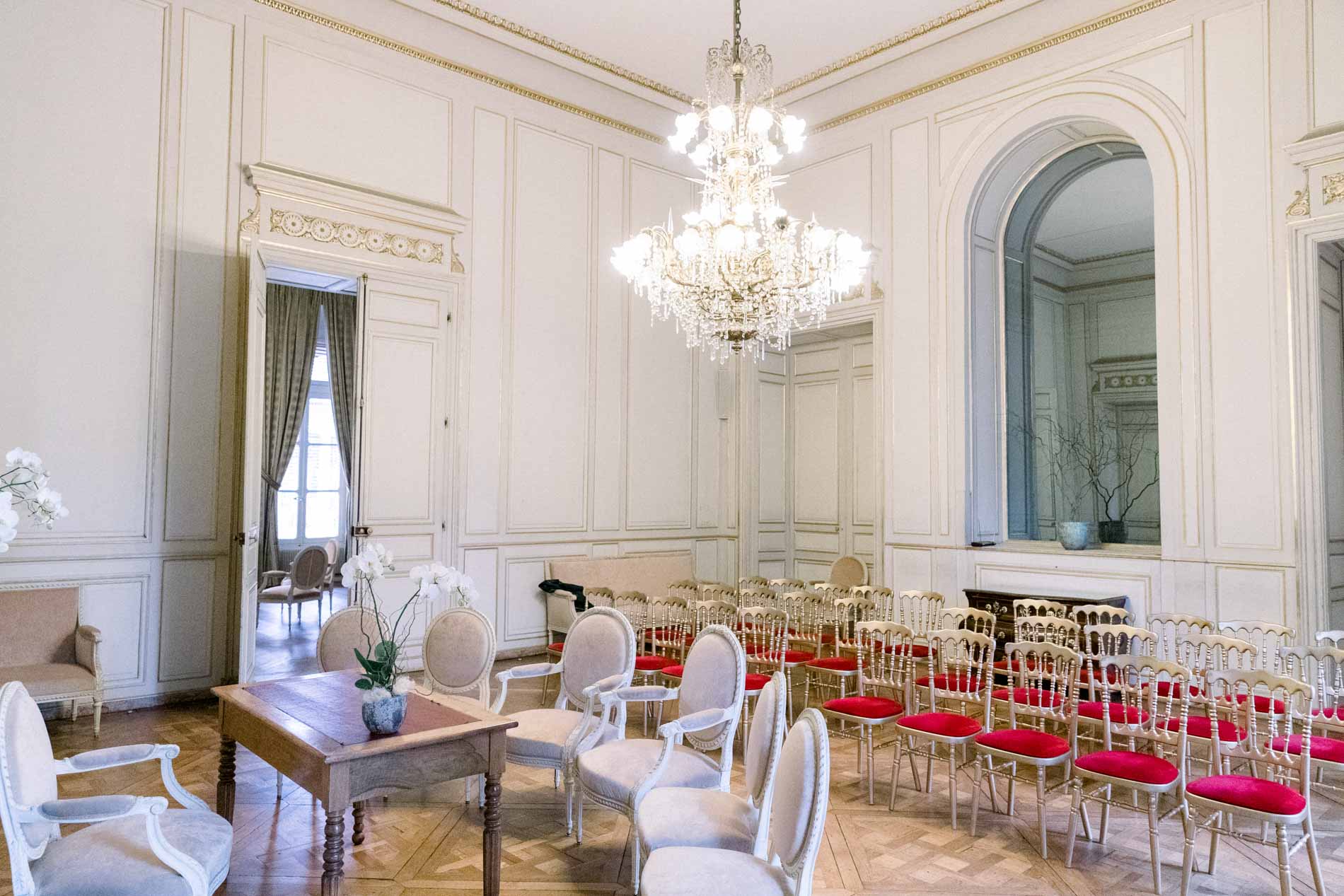 The salons of Bordeaux town hall with their crystal chandelier