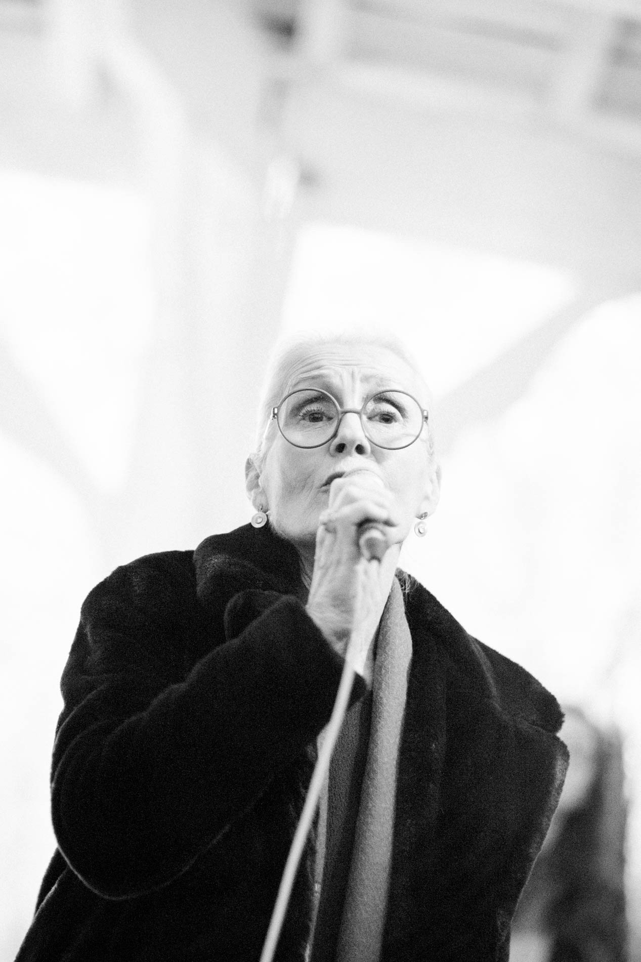 A guest singing "Les mots bleus" into the microphone during the ceremony