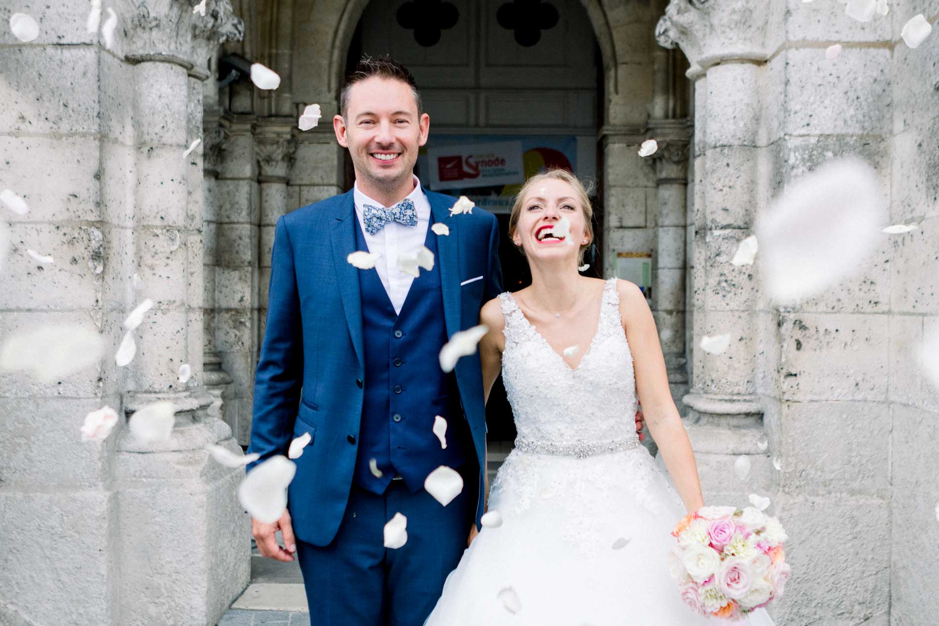 The newlyweds leaving the church in Mérignac under a shower of petals