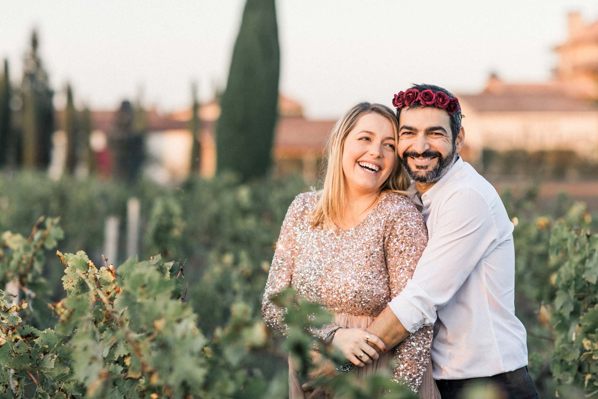 The couple laughing in an embrace in the vines of Château Smith Haut Lafitte