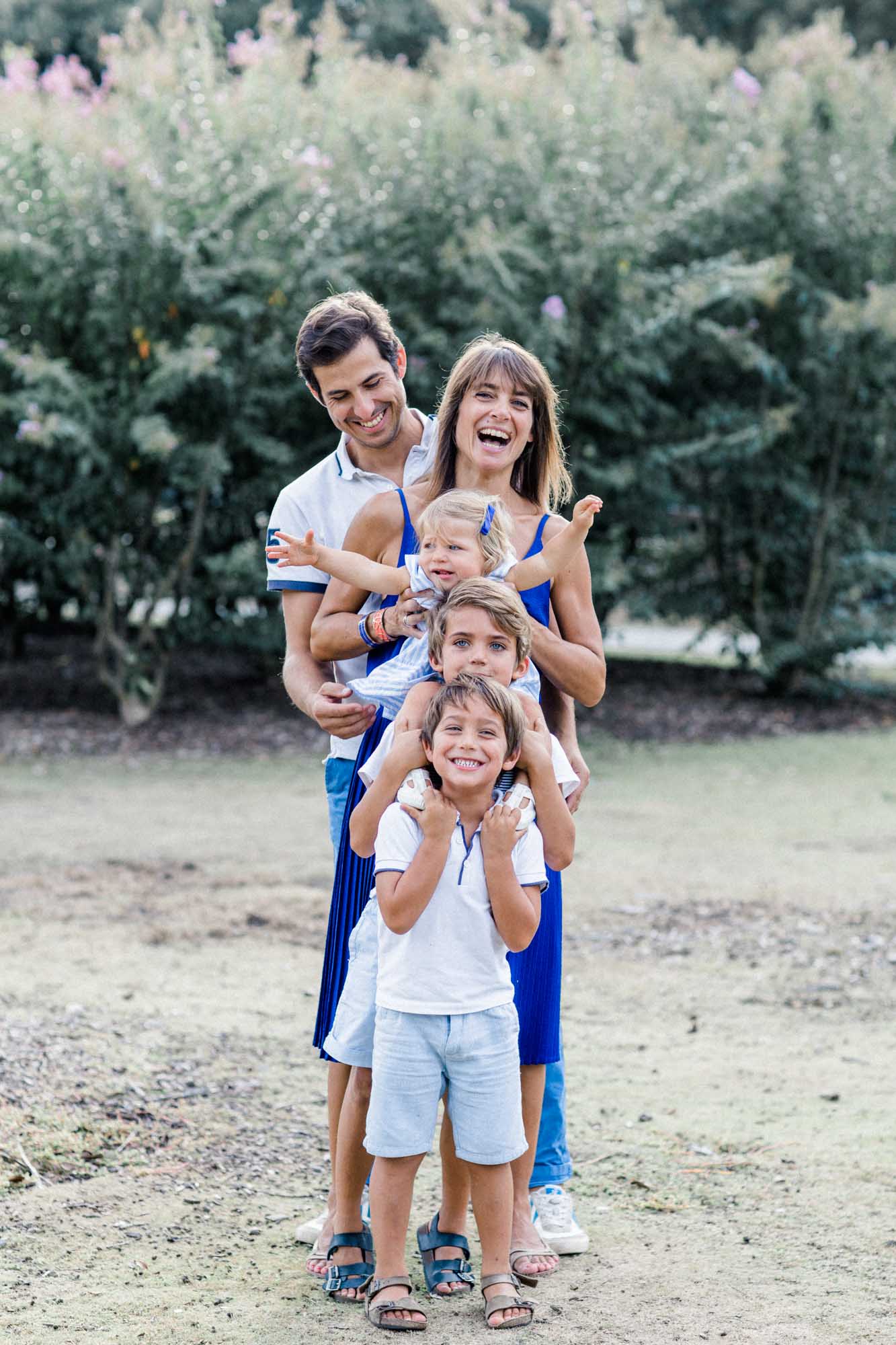 Famille souriante avec trois enfants dans le Parc Bordelais