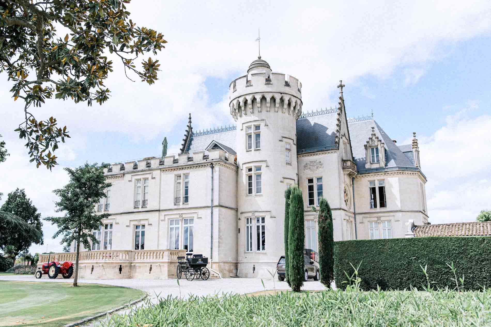 Façade et tourelles du Château Pape Clément un jour de mariage