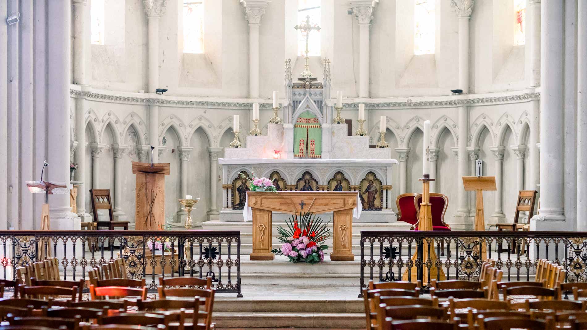 Choir and altar of Saint-Jean-d'Illac church prepared for the wedding