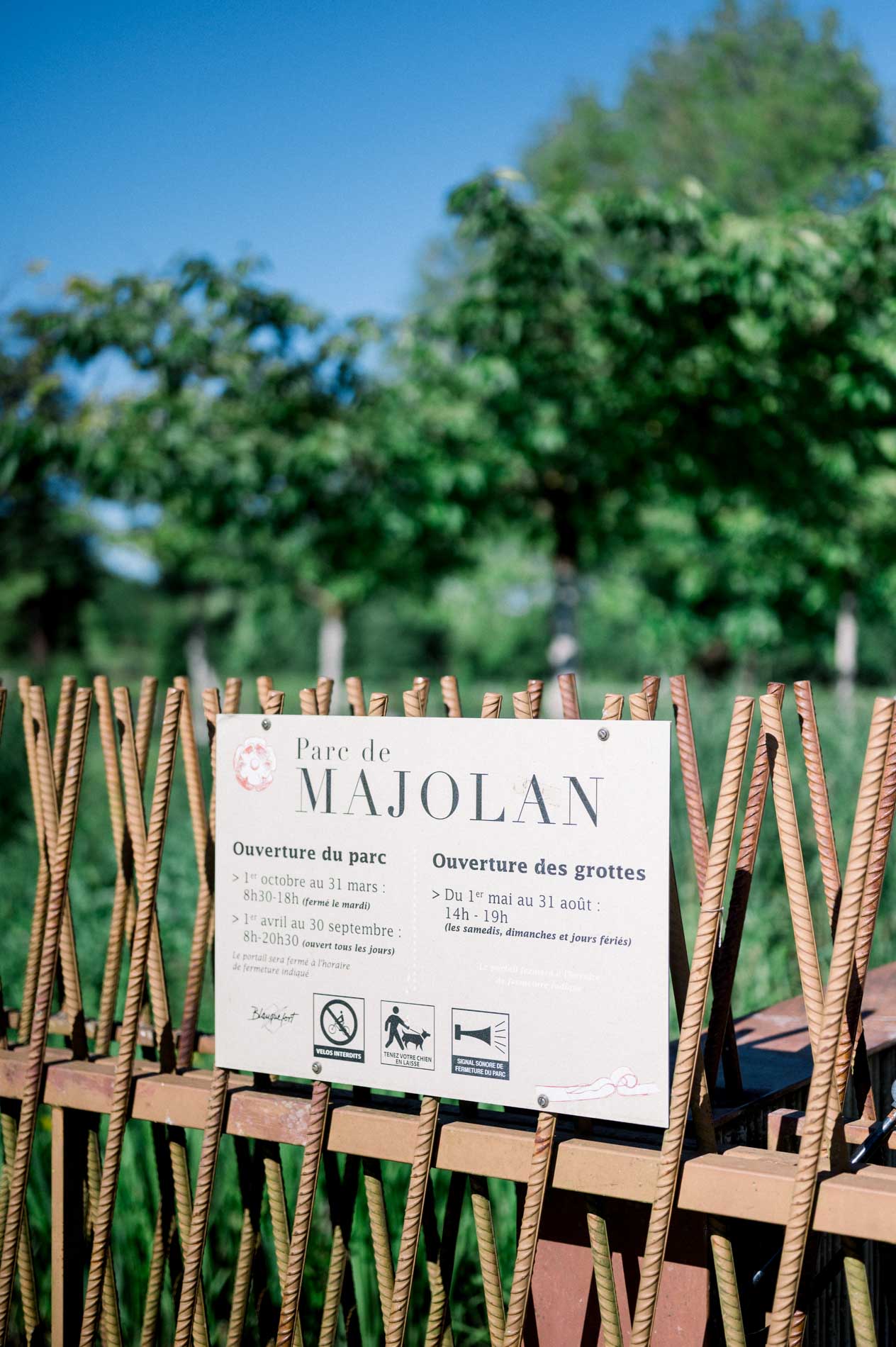 Entrance sign of Parc de Majolan behind a wooden fence