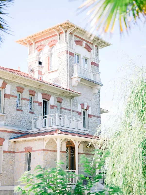 Façade and tower of Villa La Tosca, a seaside villa on Arcachon Bay