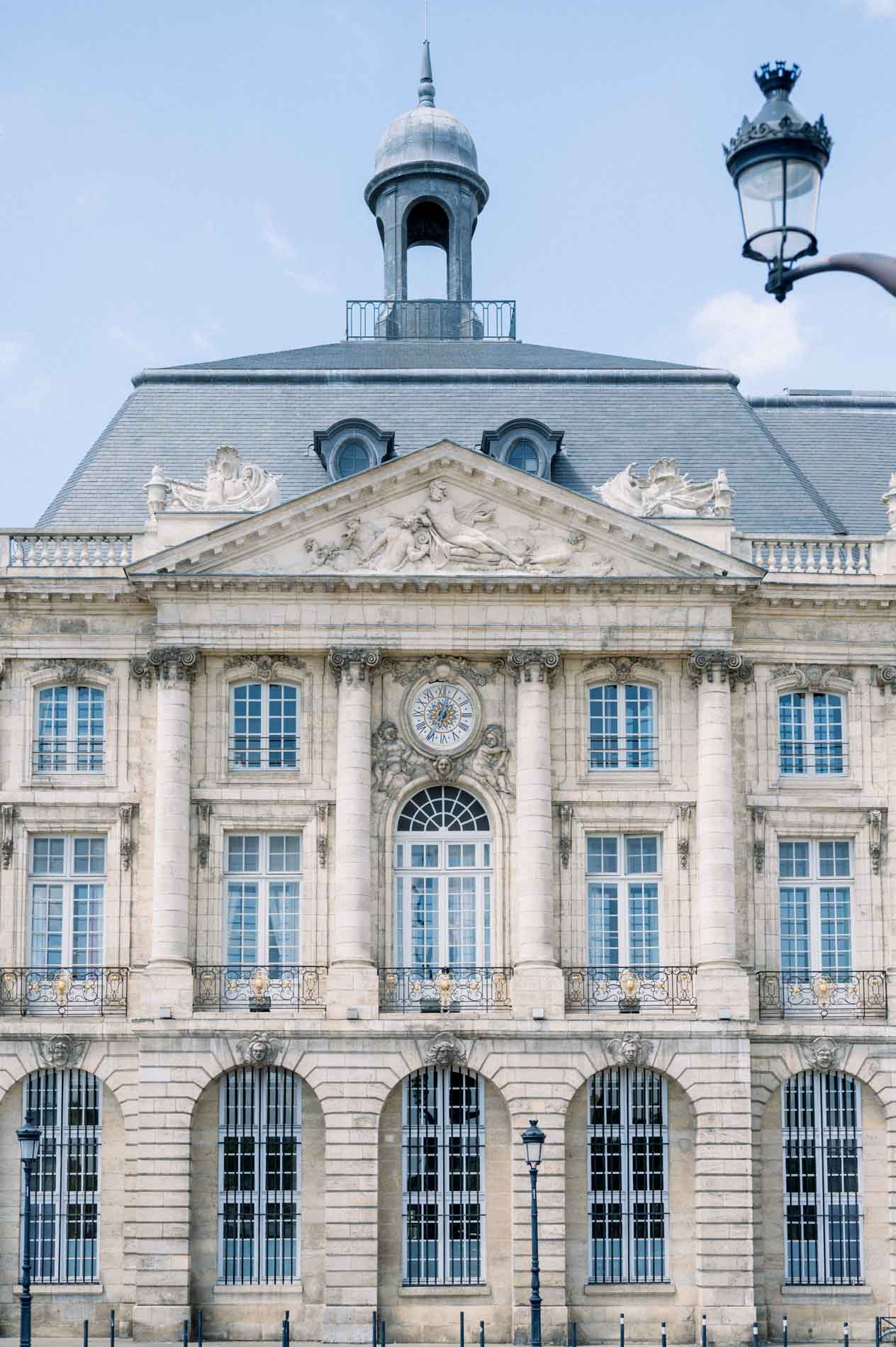 Façade and dome of the Hôtel de la Bourse in Bordeaux under a blue sky