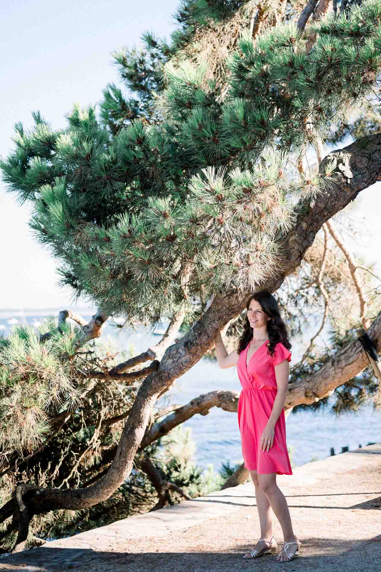 The bride-to-be beneath a leaning pine on the shore of Arcachon Bay