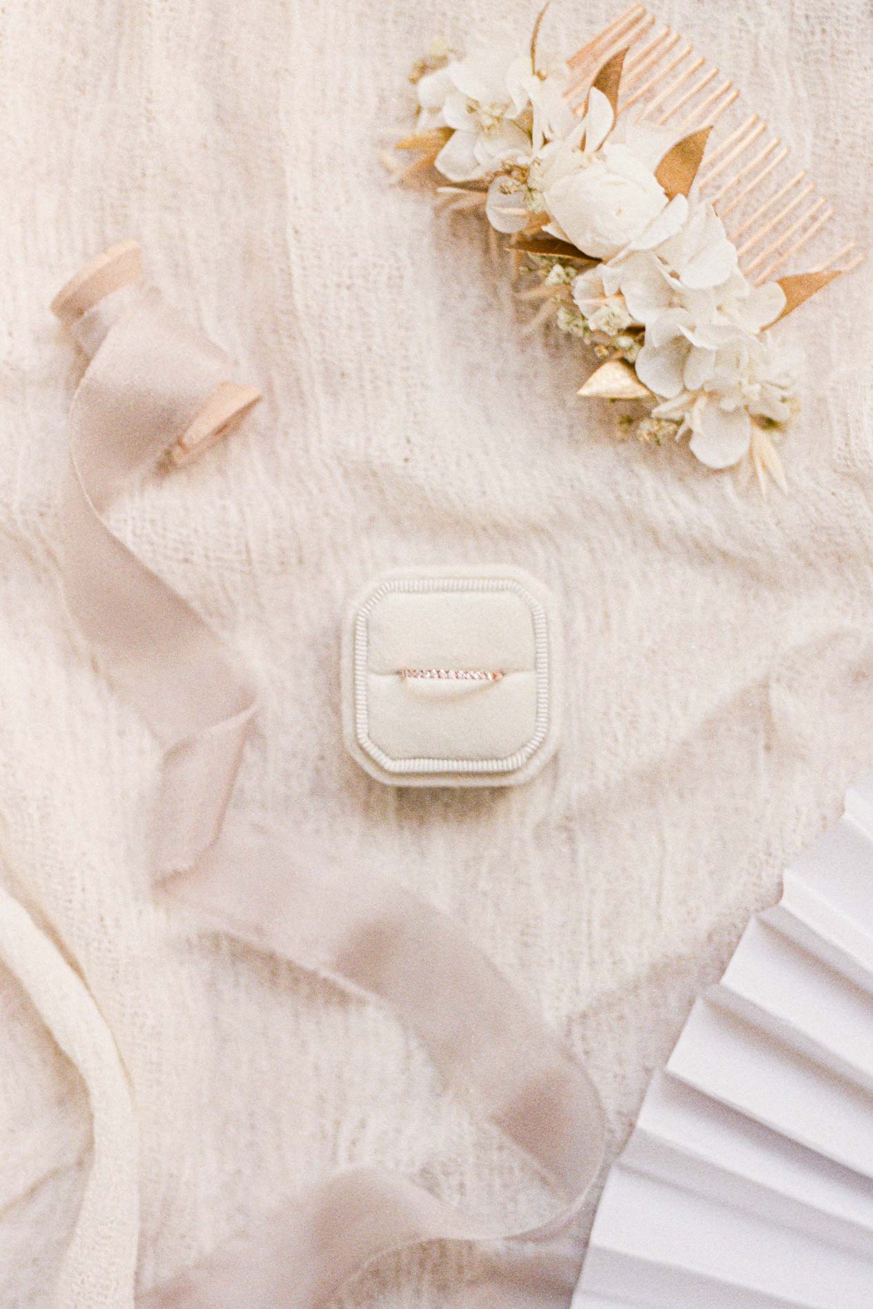 Écrin des alliances, peigne de fleurs blanches et ruban de soie de la mariée