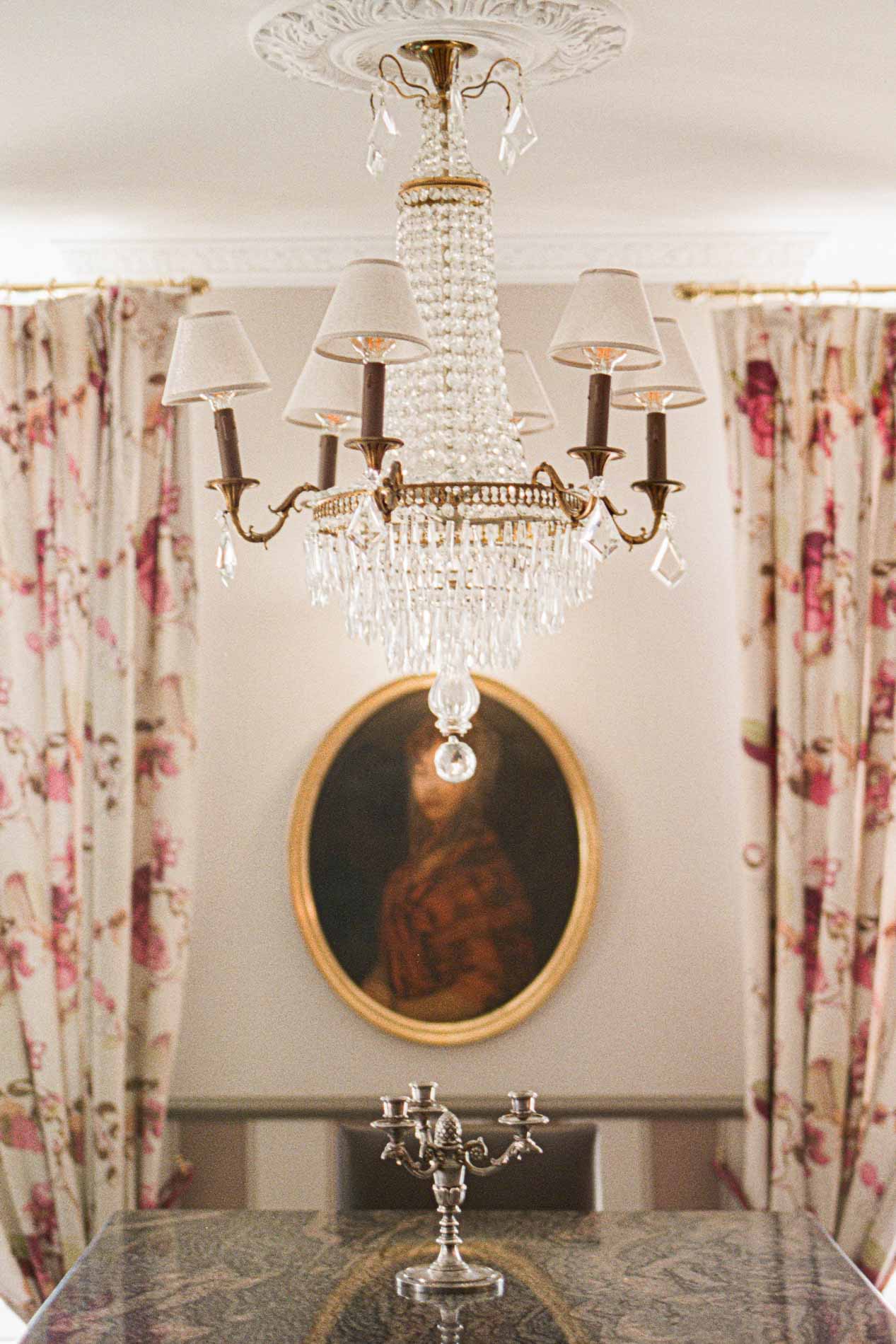 Salon du Domaine de Larchey avec lustre en cristal et tableau ancien ovale