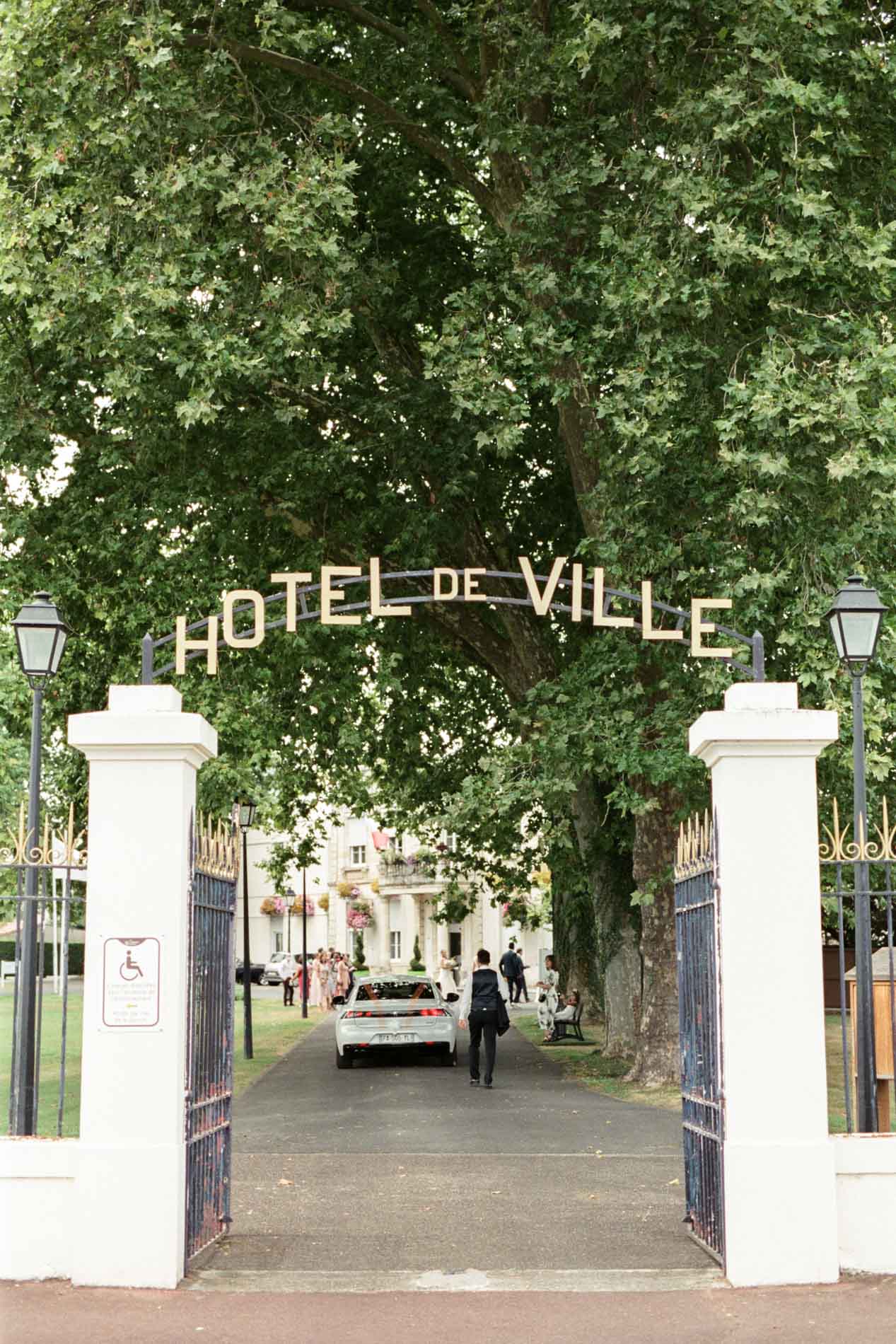 Grille d'entrée de l'hôtel de ville de Villenave-d'Ornon le jour du mariage