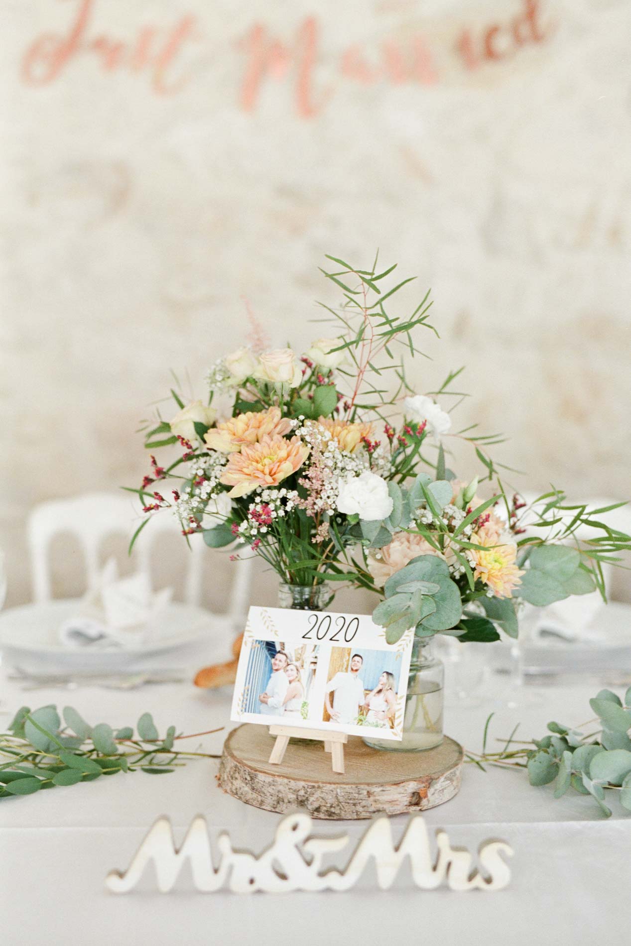 Centre de table fleuri sur rondin avec lettres Mr & Mrs, Domaine de Larchey